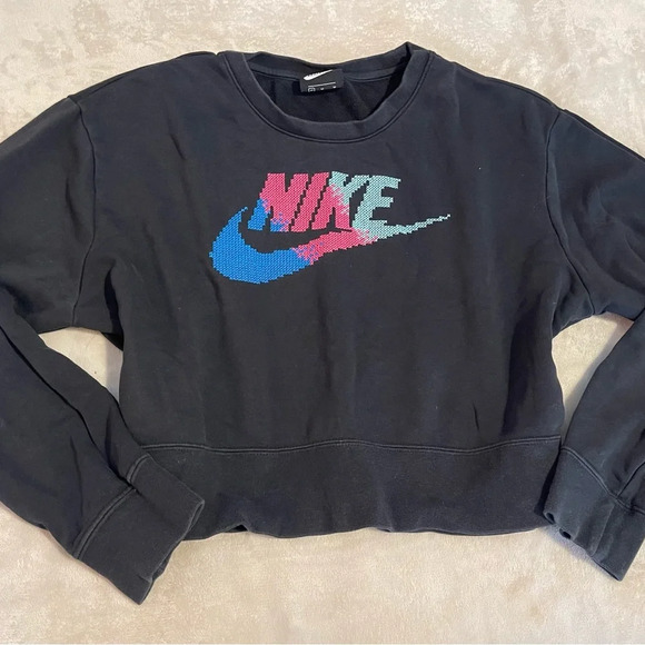 Nike Sportswear Sz MEDIUM Print-Logo swoop Cropped Sweatshirt Black super cute! - Picture 3 of 7